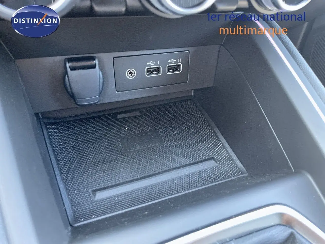 Gros plan sur la console centrale noire de la Renault Clio TCE 90CH TECHNO 2025 avec ports USB et prise auxiliaire.