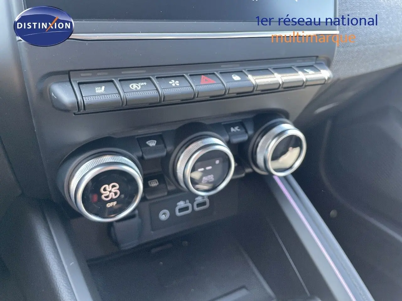Gros plan sur les commandes de climatisation et les boutons de fonction du tableau de bord intérieur de la Renault Clio TCe 90ch Techno noire.