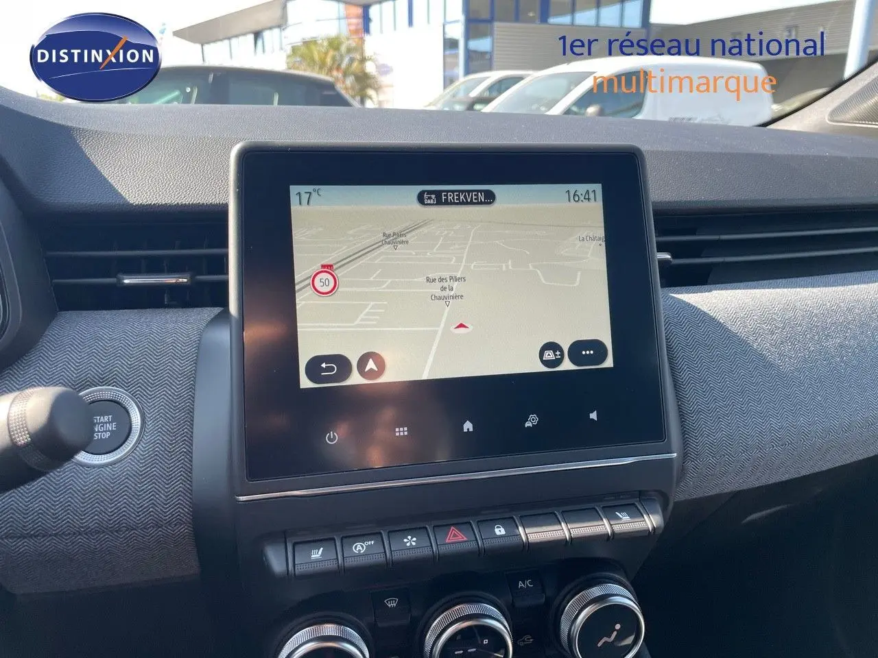 Tableau de bord de Renault Clio TCE 90CH TECHNO 2025 noir métal, avec écran tactile central affichant la navigation.