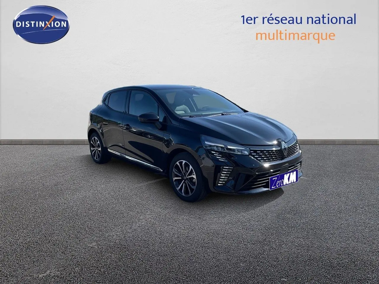 Renault Clio TCE 90CH TECHNO noir métal vue 3/4 avant droit avec jantes bi-ton et feux LED distinctifs.