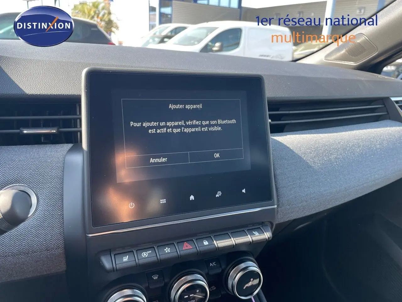 Vue intérieure du tableau de bord de la Renault Clio TCe 90ch Techno 2025 avec écran tactile et commandes climatisation.