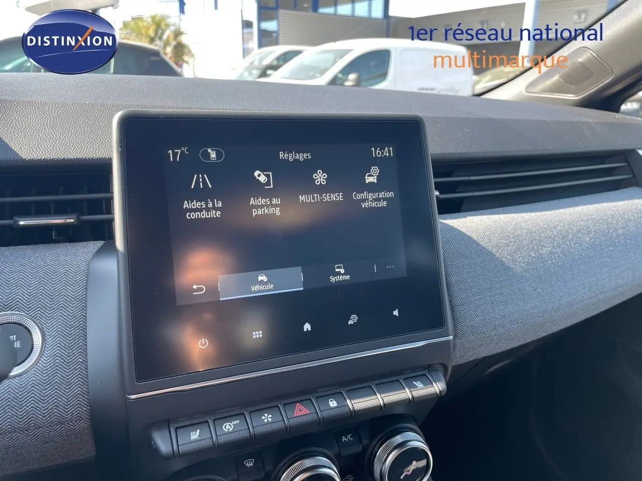 Écran tactile central de la Renault Clio TCe 90ch Techno 2025, vue intérieure côté passager, tableau de bord gris.