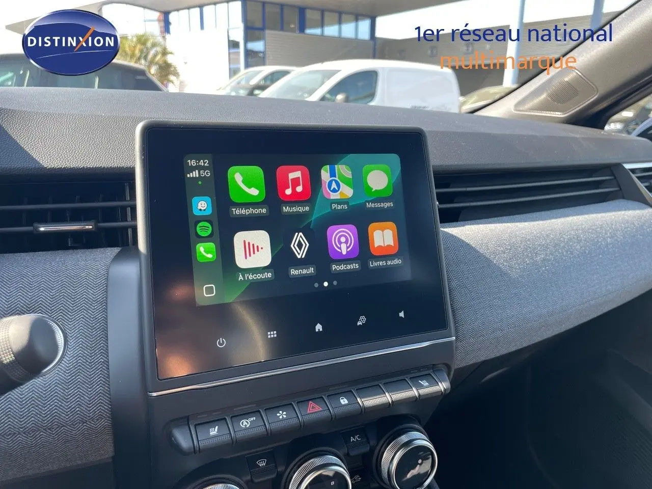 Tableau de bord de Renault Clio TCE 90CH TECHNO 2025, écran tactile central avec interface connectée et commandes climatisation visibles.