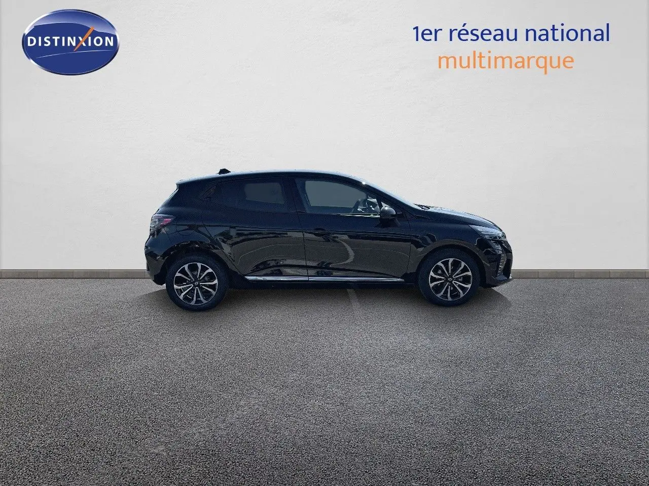 Profil côté gauche d'une Renault Clio TCE 90CH TECHNO noire métal 2025, avec jantes bi-ton et lignes épurées.