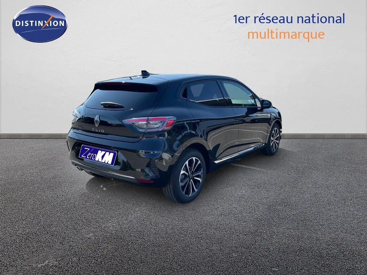 Renault Clio TCE 90ch Techno noir métal vue 3/4 arrière droit avec jantes biton et vitres teintées.