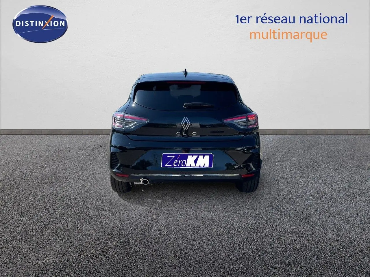 Vue arrière d'une Renault Clio TCE 90CH TECHNO noire métal, avec feux LED et plaque Zéro KM visible.