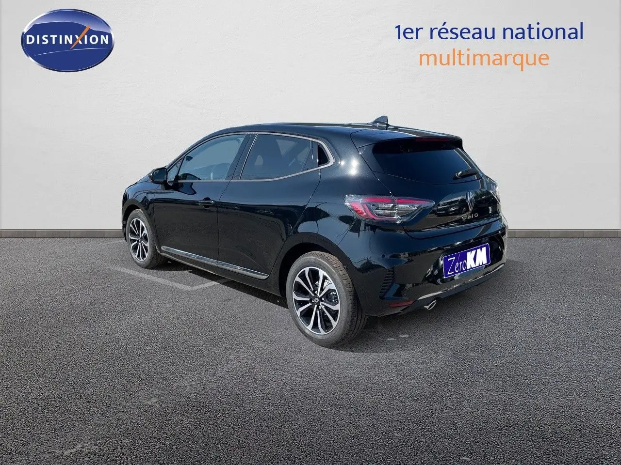 Renault Clio TCe 90ch Techno noir métal vue 3/4 arrière côté gauche sur fond neutre avec logo Distinxion.