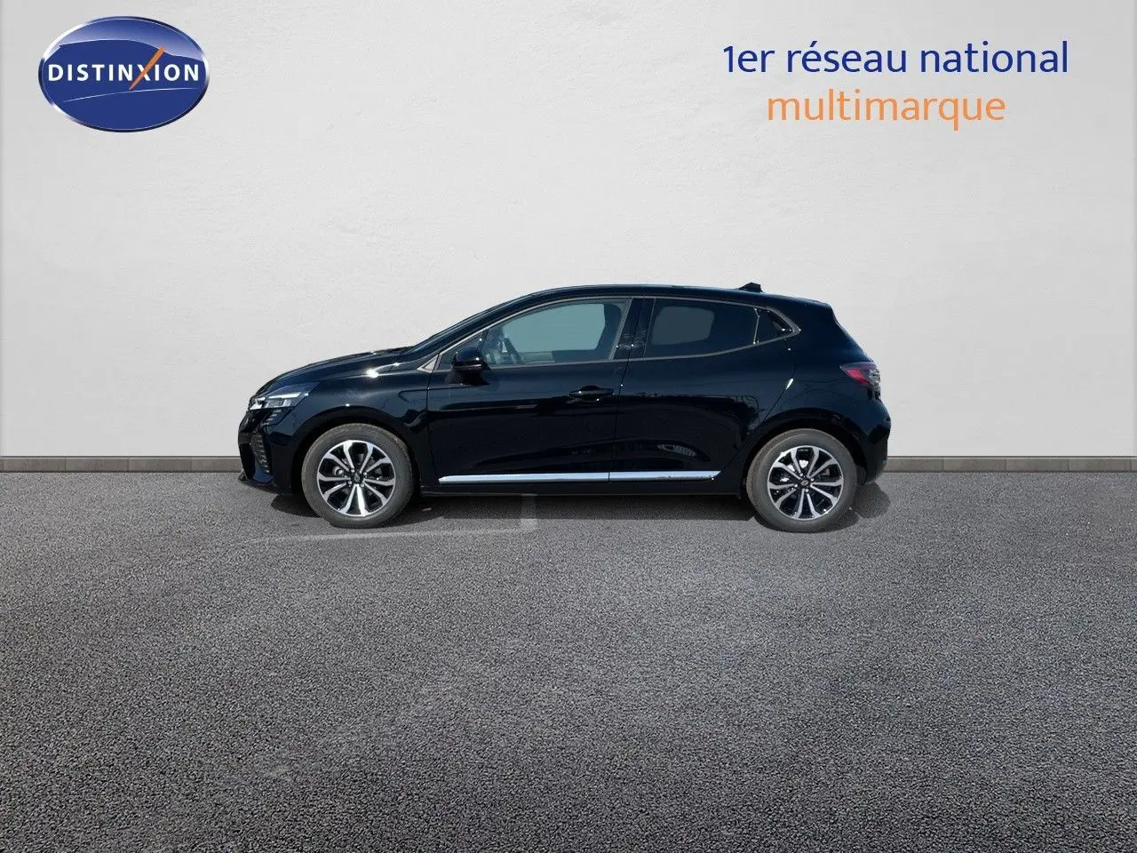 Profil côté gauche d'une Renault Clio TCe 90ch Techno noire métal 2025, avec jantes bi-ton et lignes épurées.