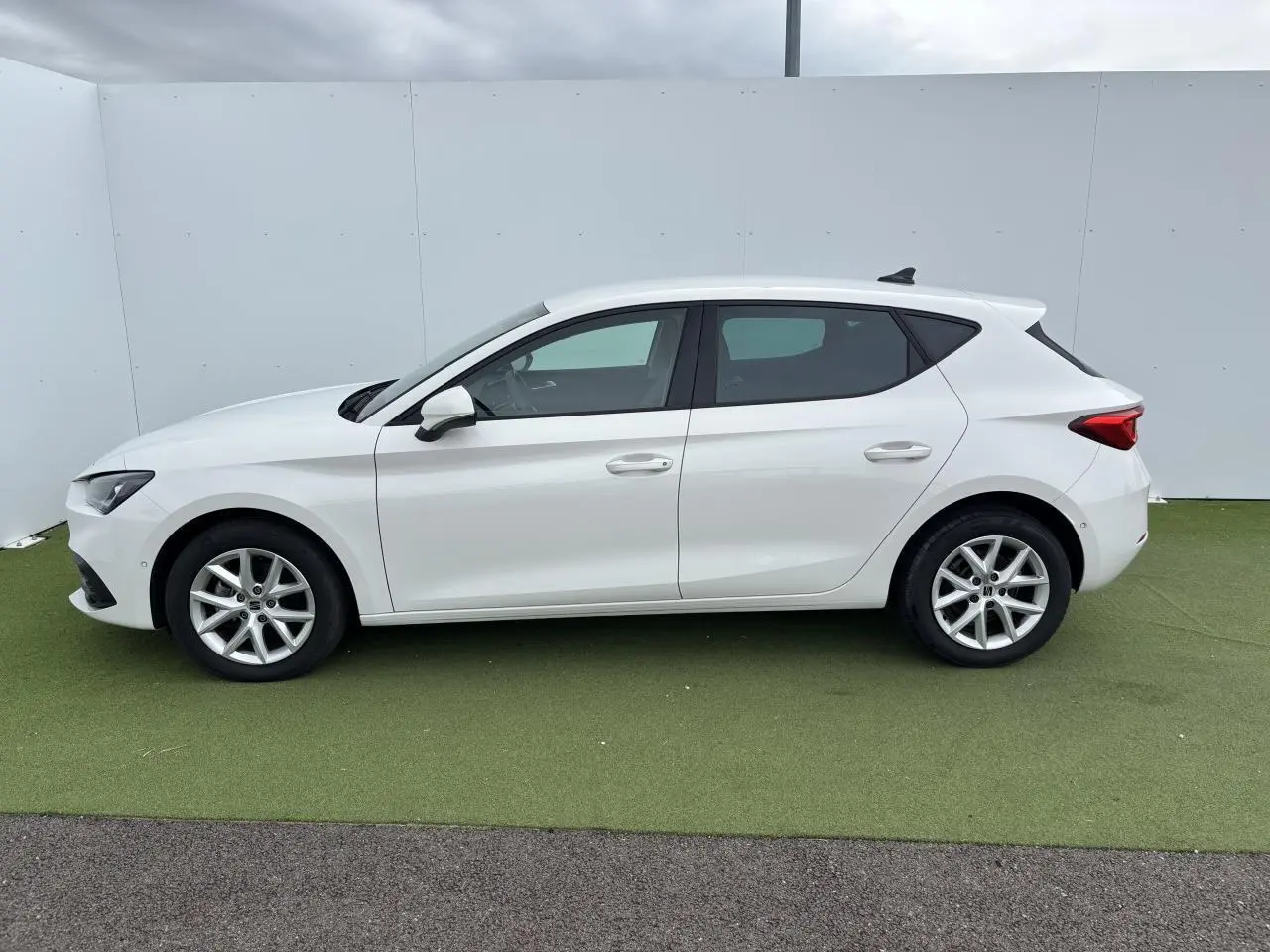 SEAT Leon IV blanc vue de profil côté gauche, avec jantes alliage 16 pouces et rétroviseurs couleur carrosserie.
