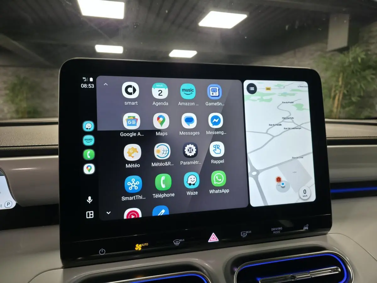 Écran tactile central affichant applications et navigation dans l'habitacle clair d'une Smart #1 blanche 2024.