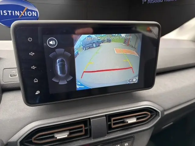 Écran central montrant la caméra de recul du Dacia Sandero Stepway 2025, intérieur gris avec aérateurs noirs et cuivre.