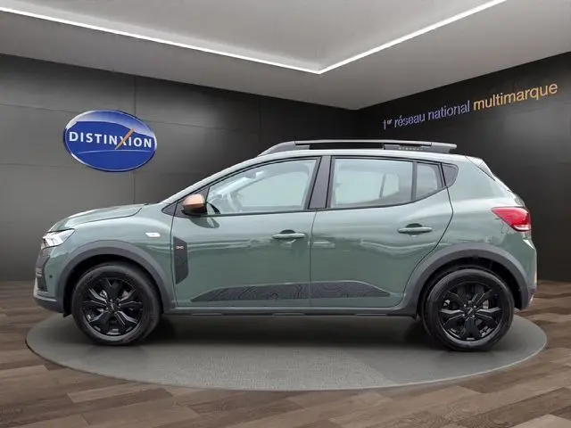 Vue de profil droit d'une Dacia Sandero Stepway 2025 kaki lichen avec jantes noires et rétroviseurs bronze.