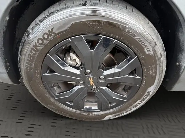 Gros plan sur la roue avant droite de la Dacia Sandero Stepway 2025 en kaki lichen, jante noire au design moderne.