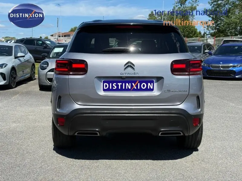 Vue arrière d'un Citroën C5 Aircross gris acier avec feux arrière LED et double sortie d'échappement intégrée.
