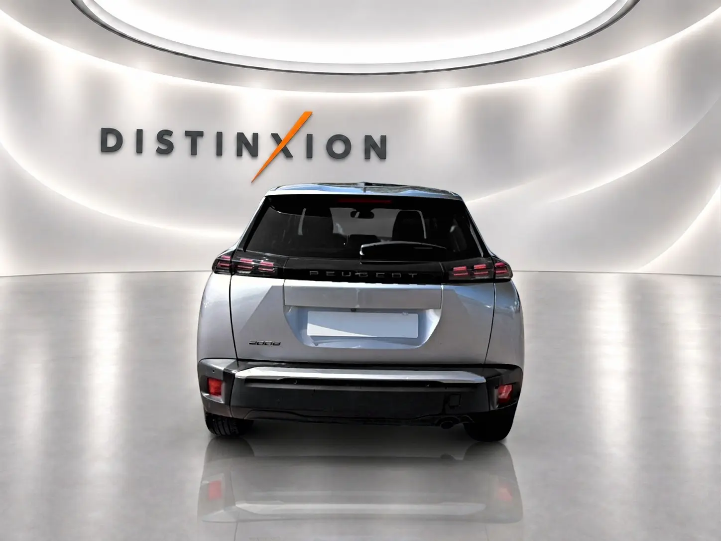 Vue arrière du Peugeot 2008 gris 2025 avec feux arrière LED et lunette arrière teintée dans un showroom lumineux.