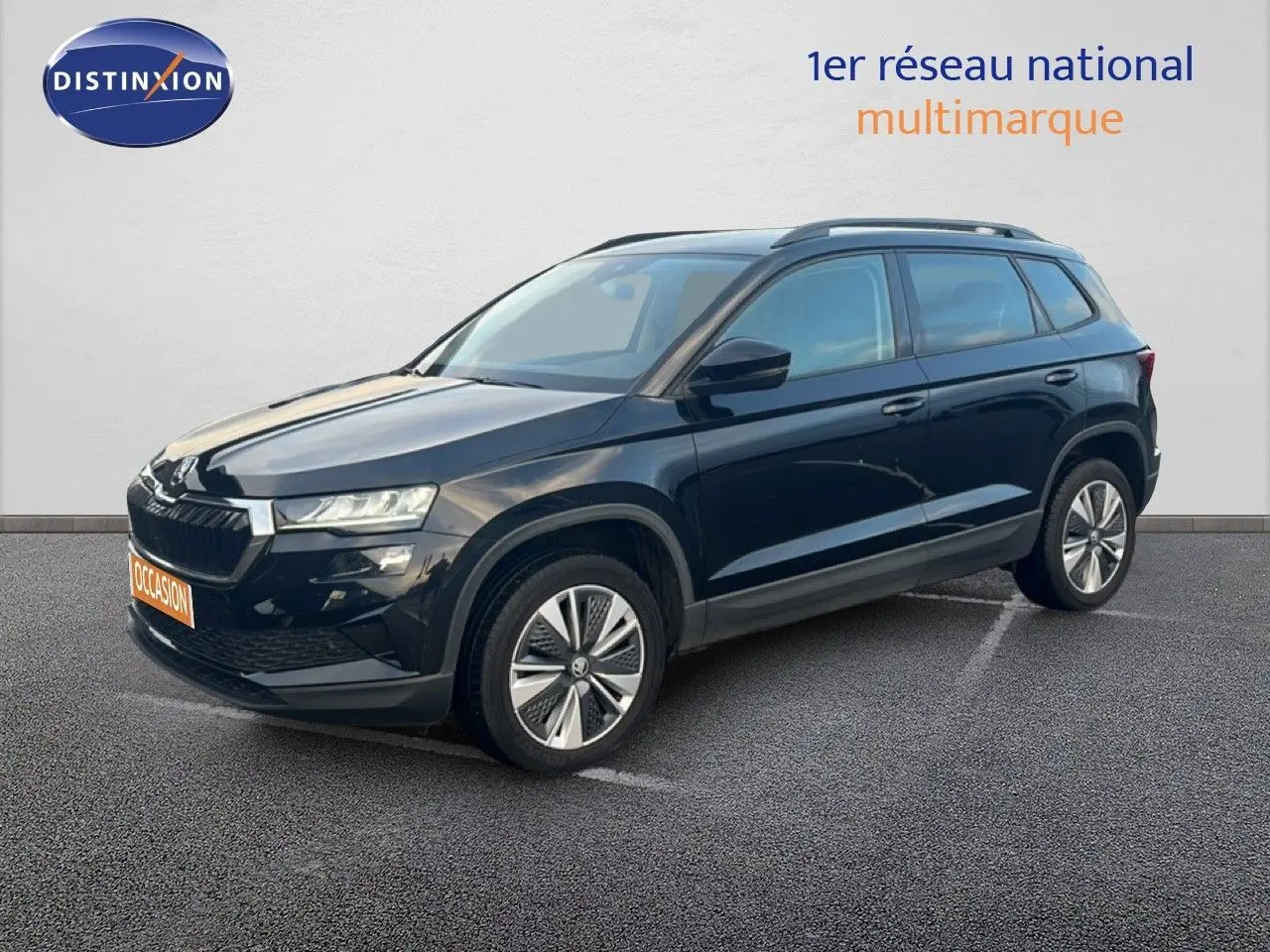 Vue 3/4 avant droite d'un Skoda Karoq noir Magic Metal avec jantes biton et toit ouvrant visible.