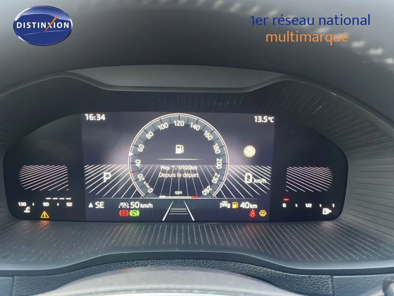 Tableau de bord numérique du Skoda Karoq 2023 affichant la vitesse, température et jauges, vue de face rapprochée.