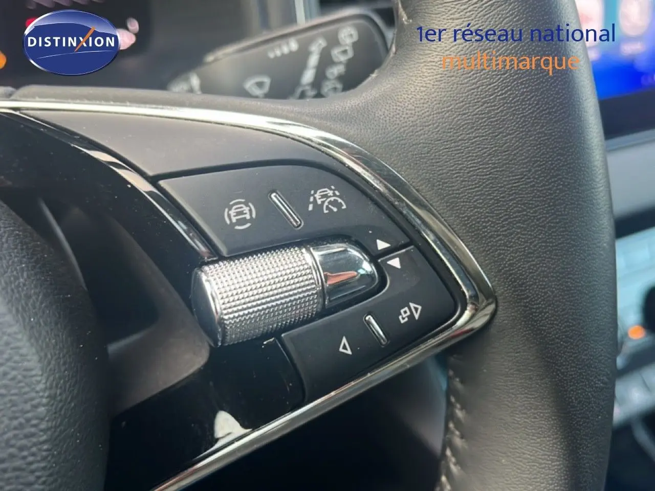 Gros plan sur les commandes multifonctions du volant en cuir noir du Skoda Karoq 2023 finition Business.