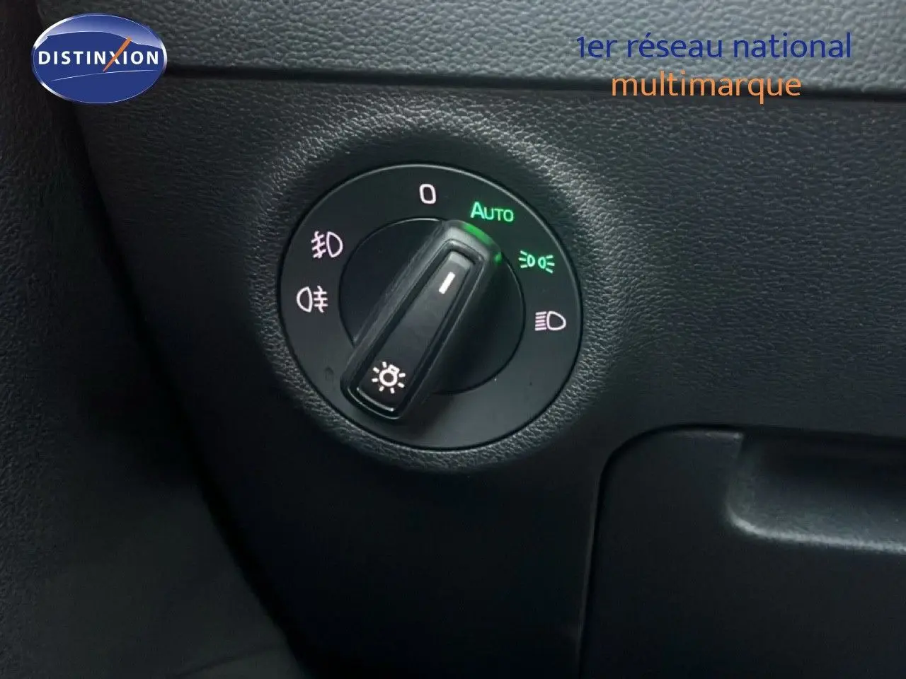 Gros plan sur la molette de commande des phares du Skoda Karoq noir Magic Metal, avec fonction automatique activée.