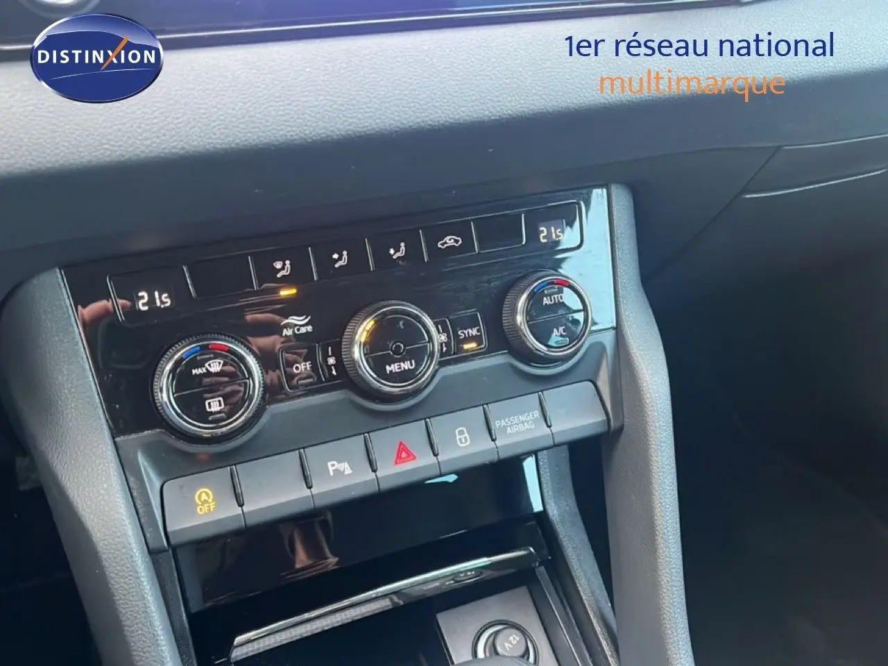 Détail de la console centrale avec commandes de climatisation et boutons multifonctions du Skoda Karoq noir Magic Metal 2023.