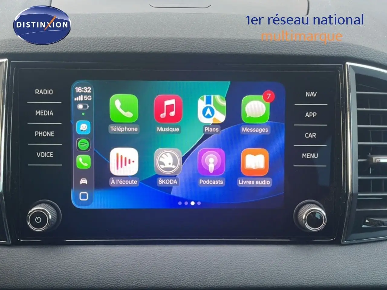 Écran tactile central du Skoda Karoq 2023 affichant les applications connectées, avec commandes autour en noir mat.