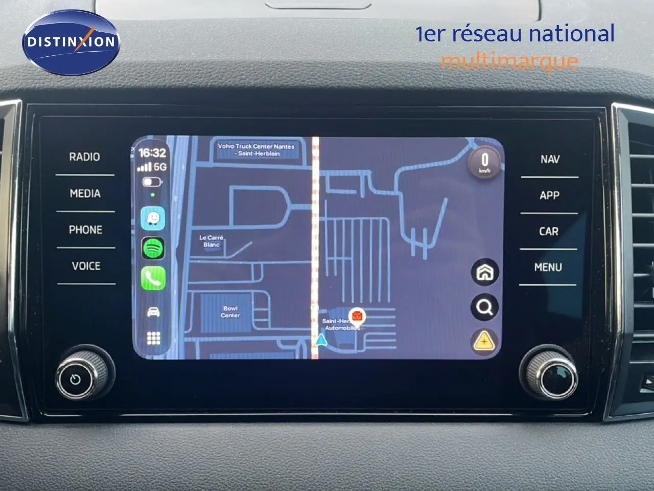 Écran tactile central du Skoda Karoq 2023 affichant la navigation avec interface moderne et commandes tactiles.