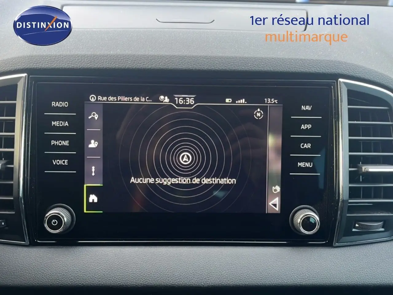 Écran tactile central du Skoda Karoq noir Magic Metal 2023 affichant le menu de navigation sans destination.