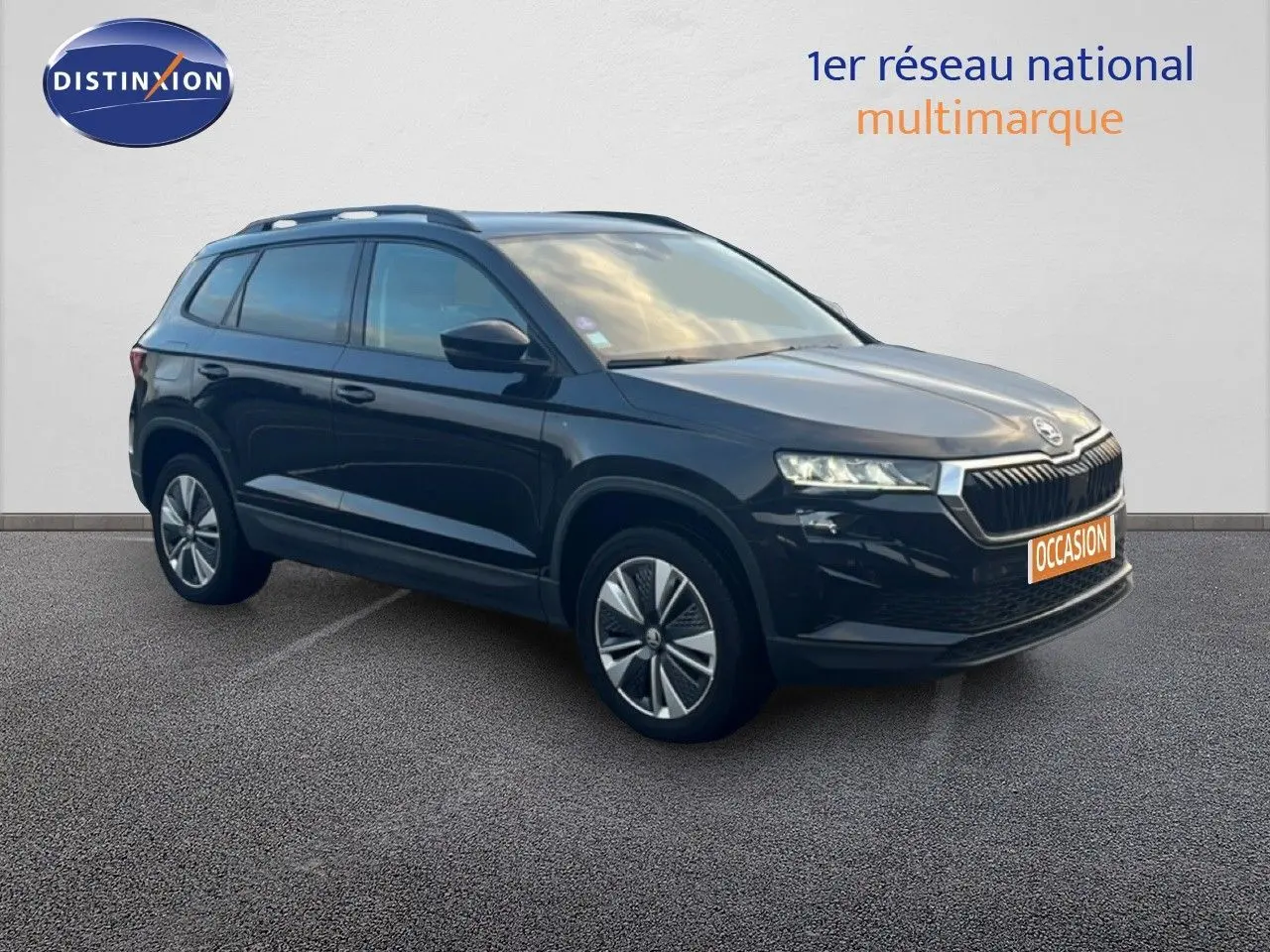 SUV SKODA KAROQ noir Magic Metal vu en 3/4 avant droit avec calandre distinctive et jantes bi-ton.