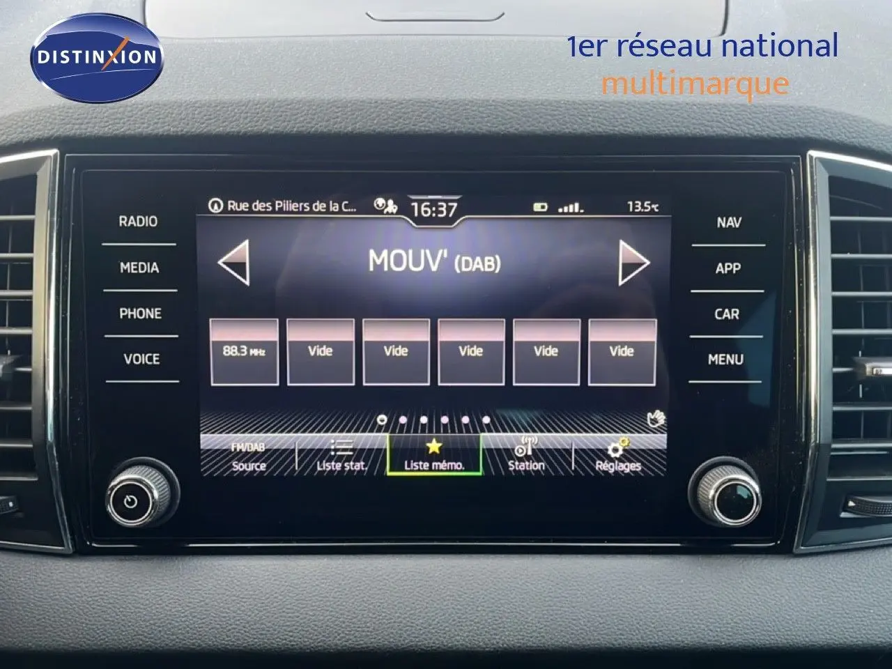 Écran tactile central du Skoda Karoq 2023 affichant la radio DAB avec commandes multimédia autour.