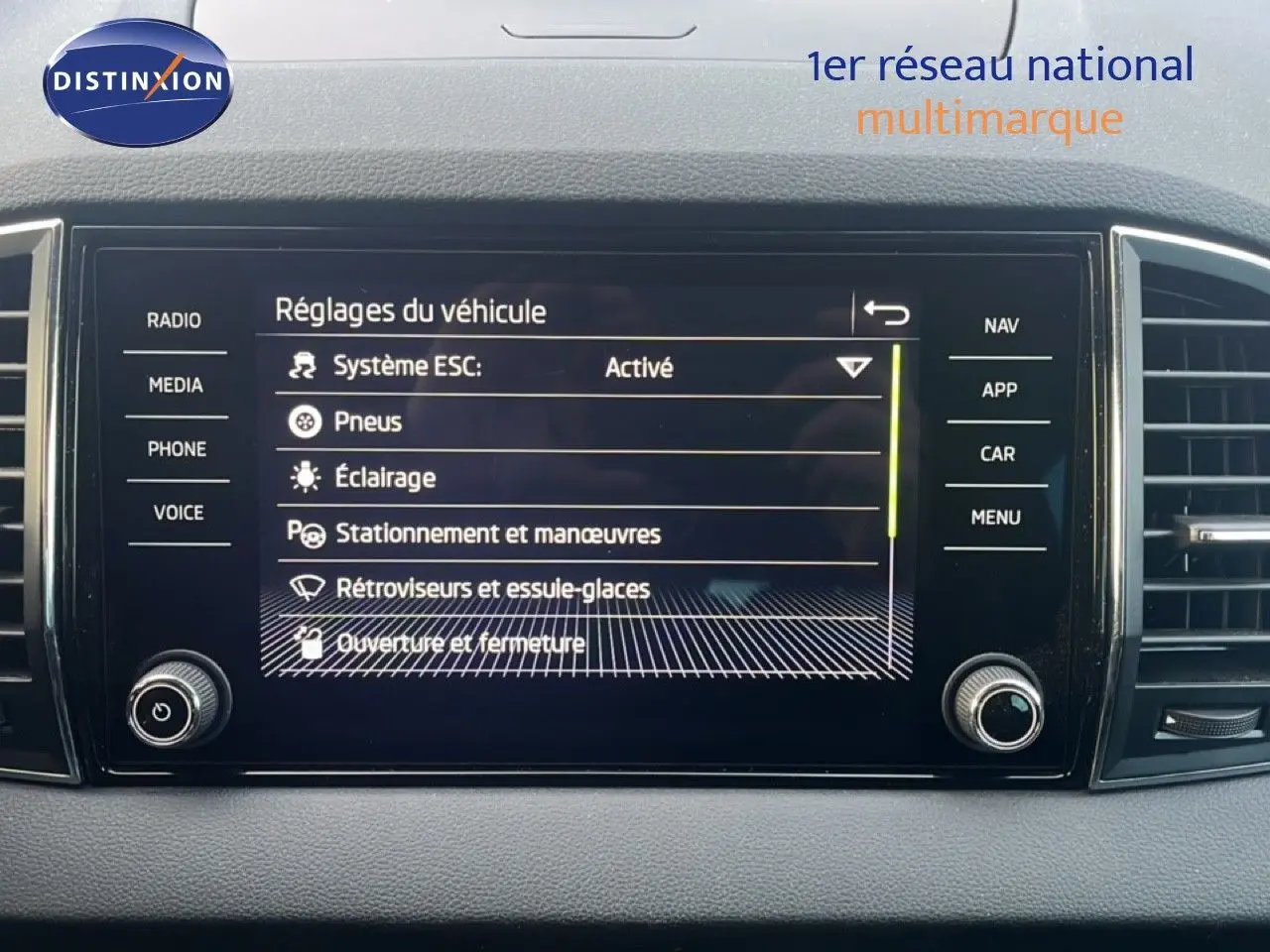 Écran tactile central du Skoda Karoq 2023 affichant les réglages du véhicule dans un intérieur sobre.