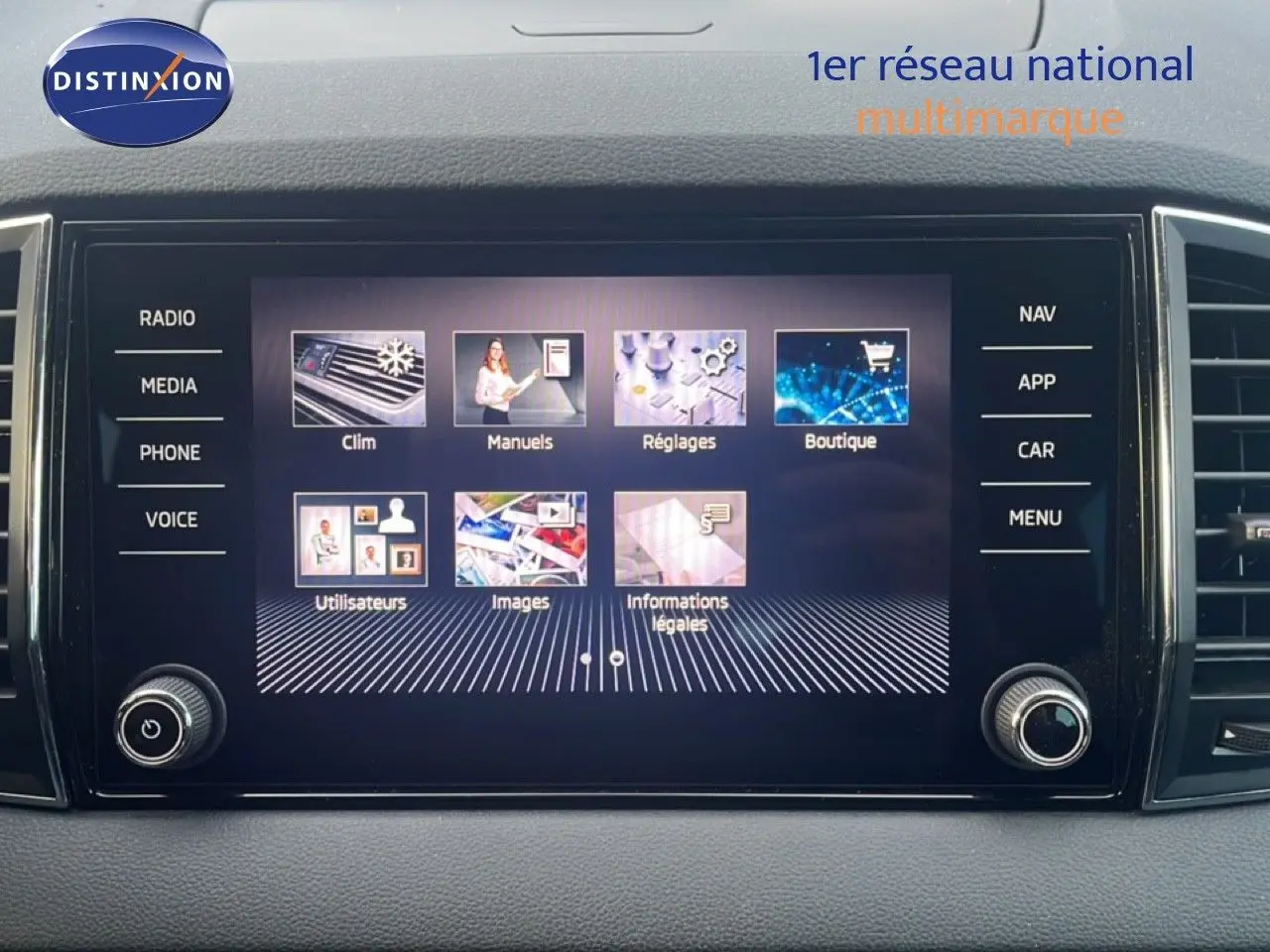 Écran tactile central du tableau de bord du Skoda Karoq 2023 affichant le menu principal avec options multimédia et réglages.