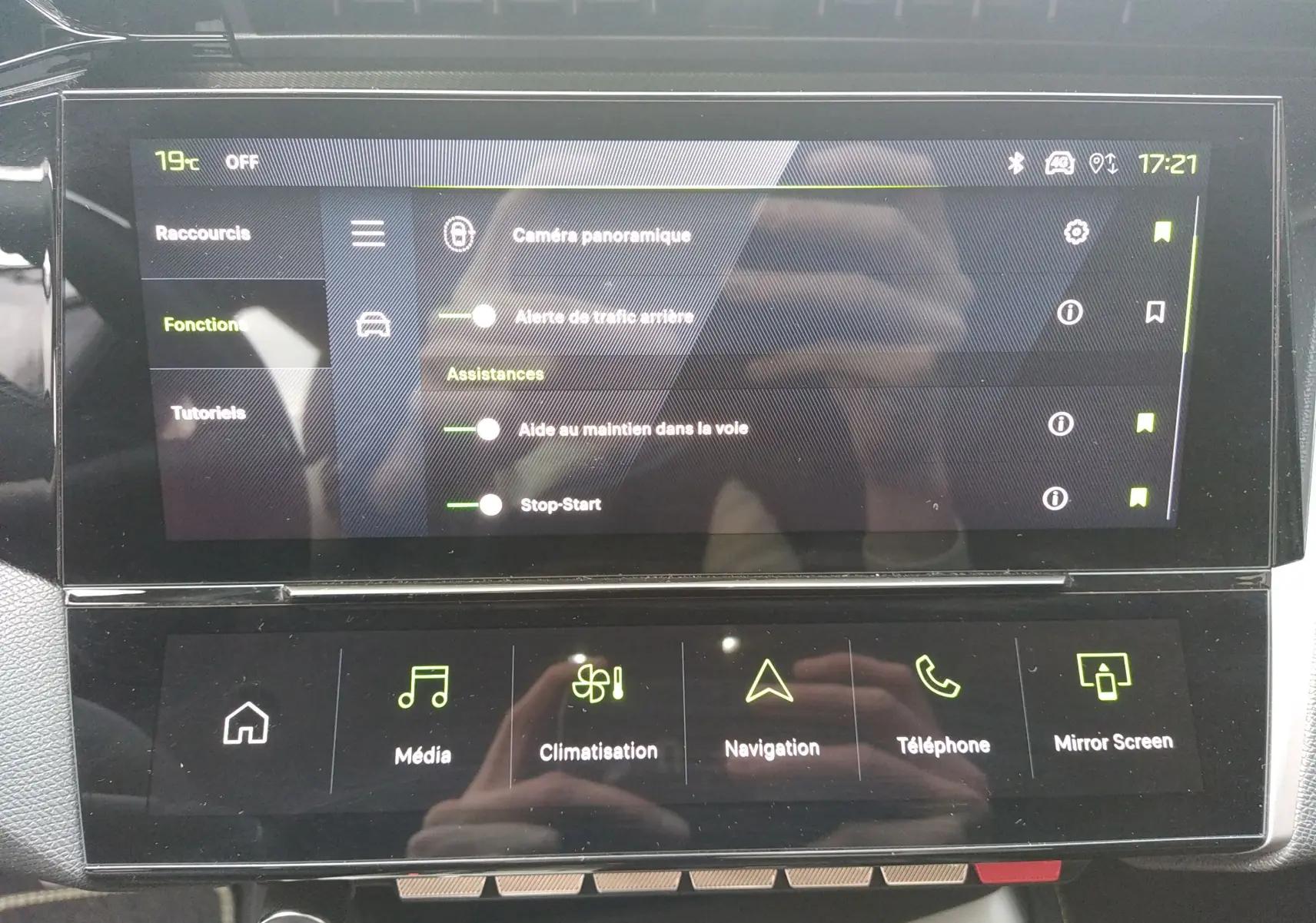 Écran tactile central du tableau de bord du Peugeot 408 Hybrid 2024, affichant les options d'assistance et de navigation.