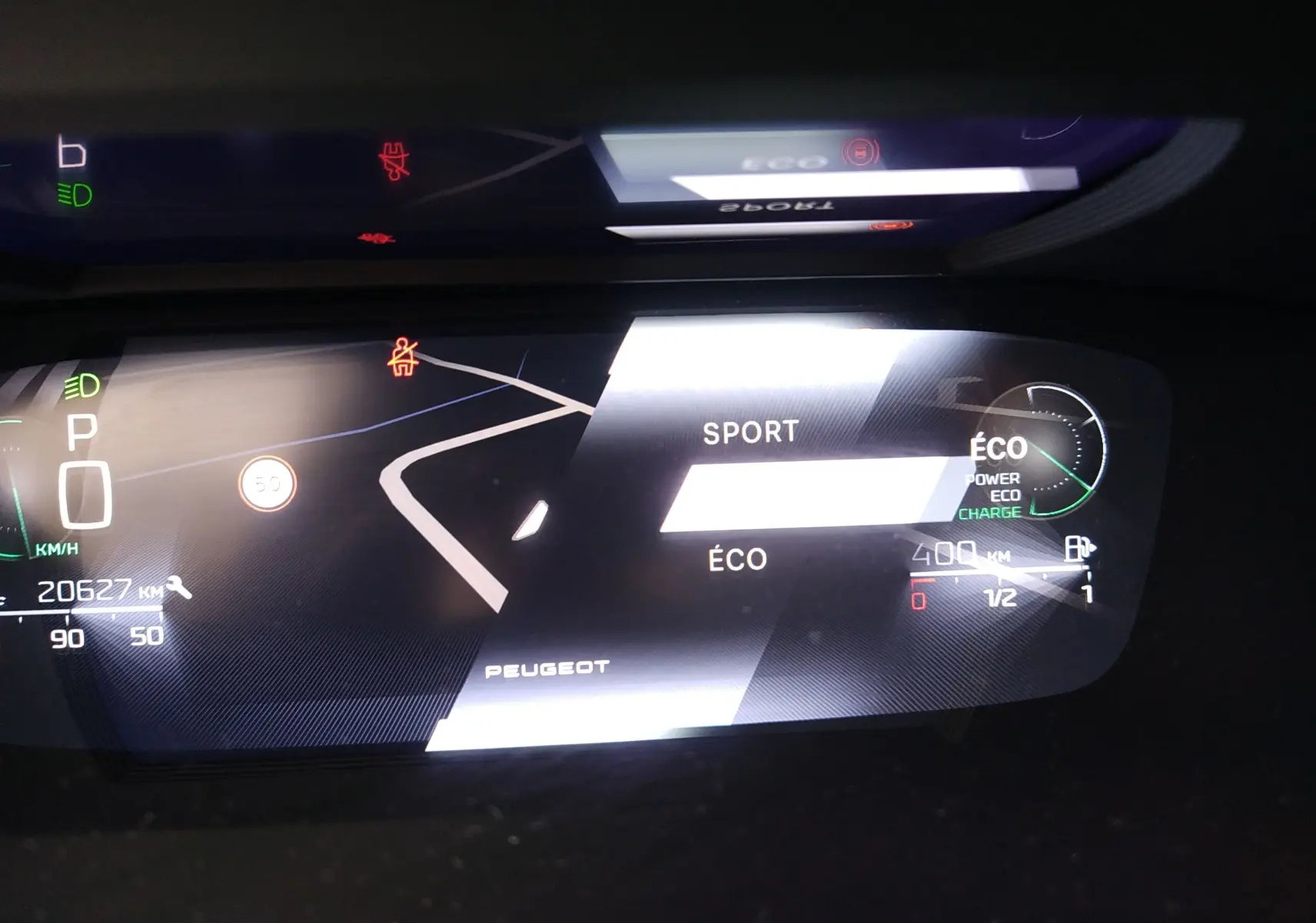 Affichage numérique du tableau de bord du Peugeot 408 Hybrid 136ch, montrant mode de conduite Sport et Éco, avec kilométrage et jauge.