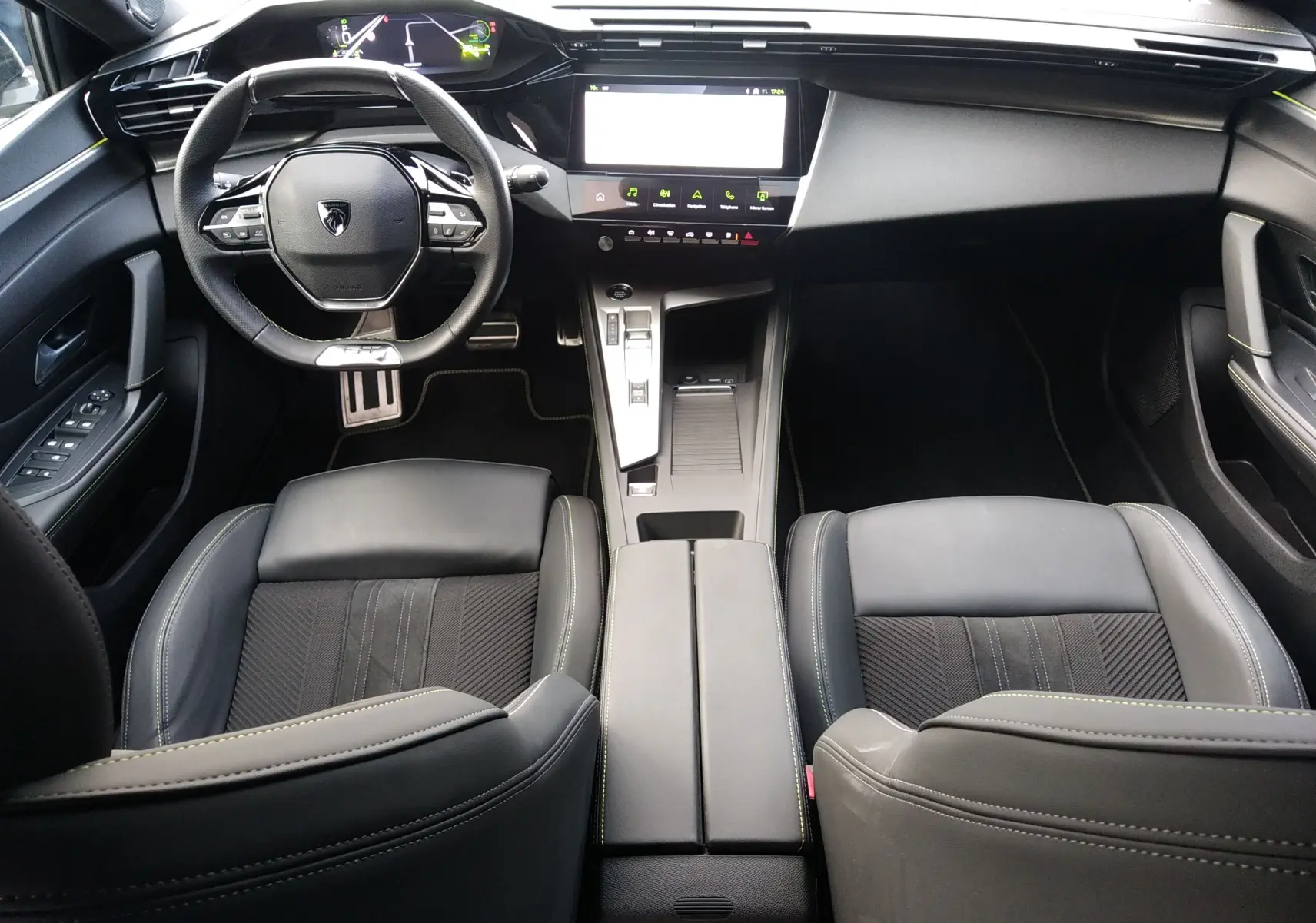 Vue intérieure avant de la Peugeot 408 Hybrid 136ch GT, avec volant compact, écran tactile central et sièges cuir noir.