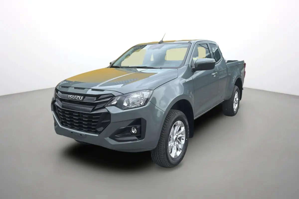 Vue 3/4 avant d'un pick-up Isuzu D-MAX 2.2 TD 164 Space Evolution vert Inishmore métallisé sur fond neutre.