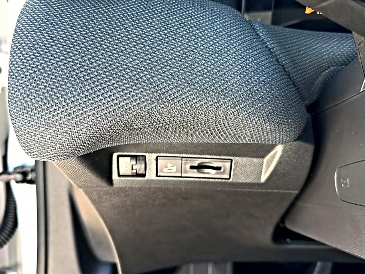 Gros plan sur les commandes de réglage du siège conducteur en tissu gris dans un Citroën C5 Aircross blanc 2026.