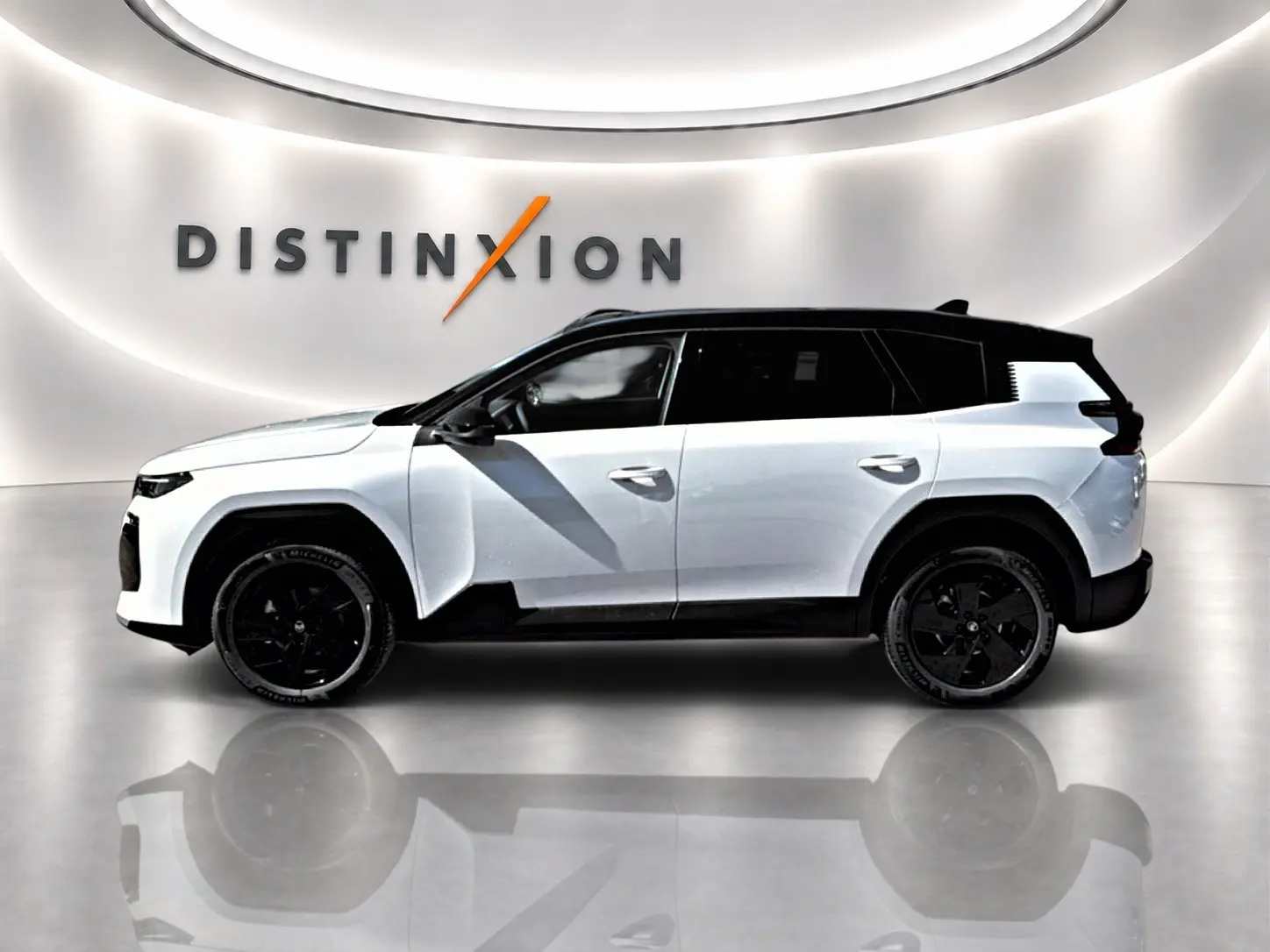 Profil droit du Citroën C5 Aircross 2026 blanc et noir avec jantes alliage noires, sur fond lumineux Distinxion.