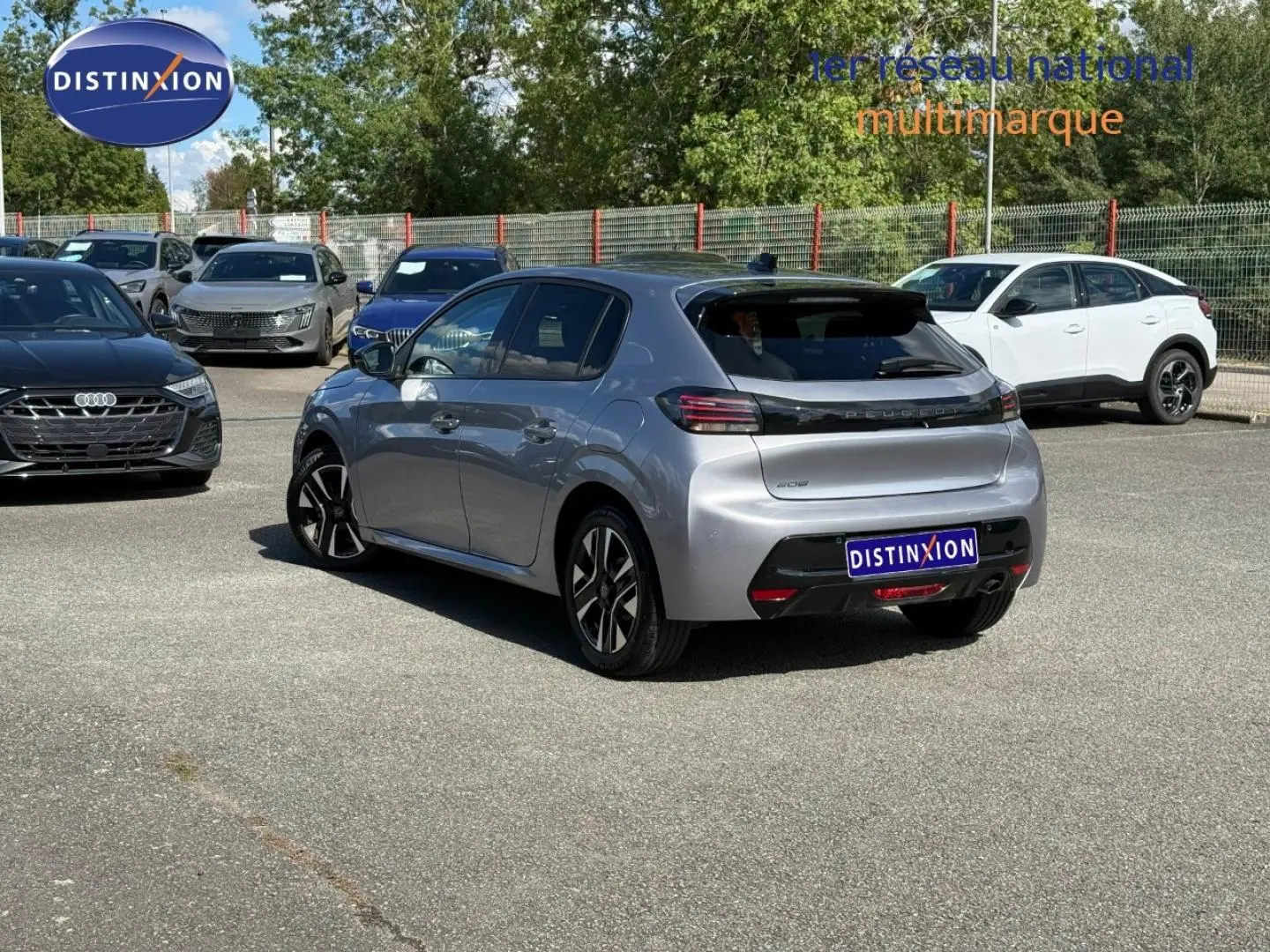 Peugeot 208 gris Artense vue 3/4 arrière droit, avec feux arrière LED et jantes alliage noires et argentées.