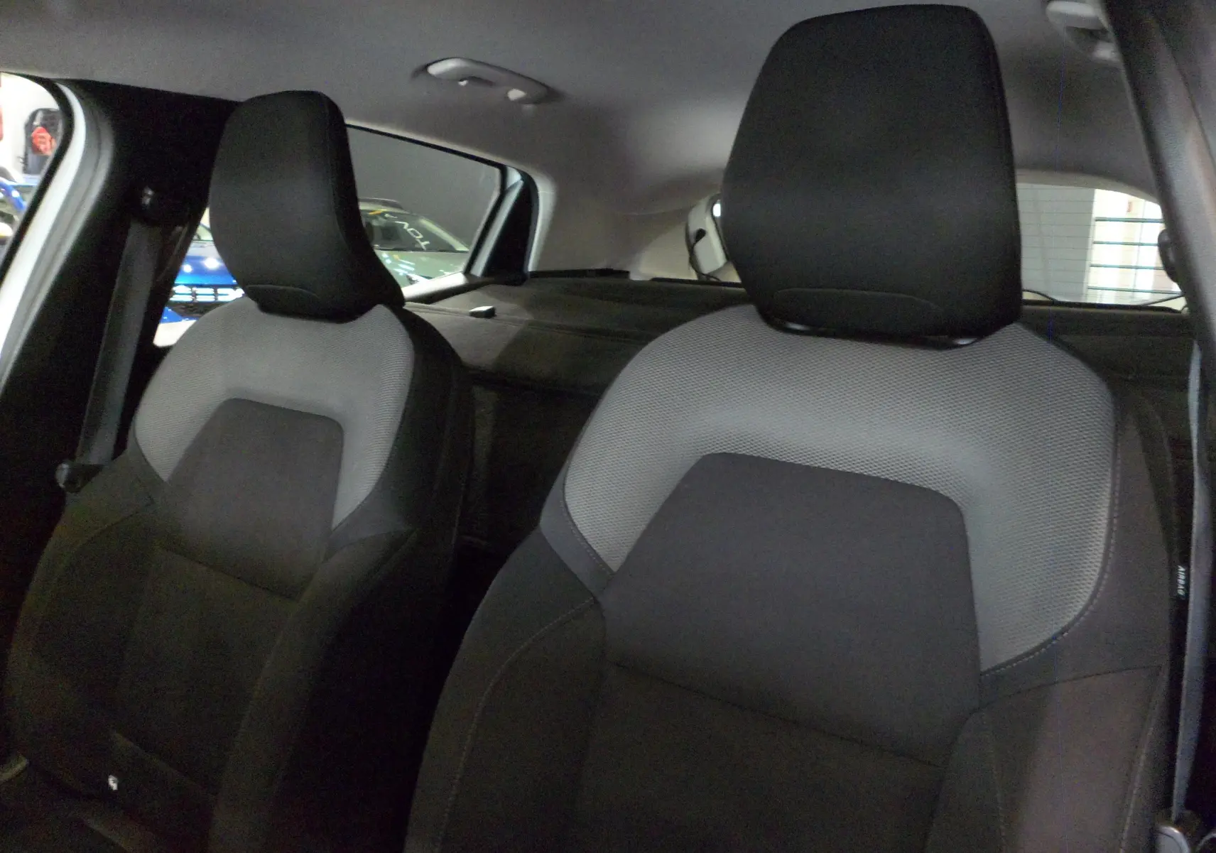 Gros plan sur les sièges avant en tissu gris et noir de la Renault Clio V Societe Blanc Glacier 2020.