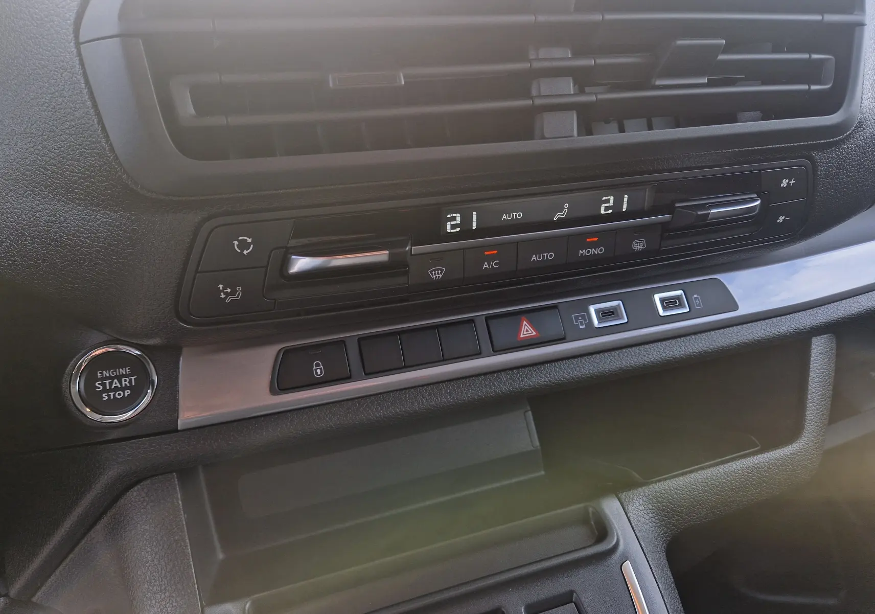 Détail du tableau de bord du Citroën Jumpy XL gris titane, avec commandes climatisation digitale et bouton start/stop.