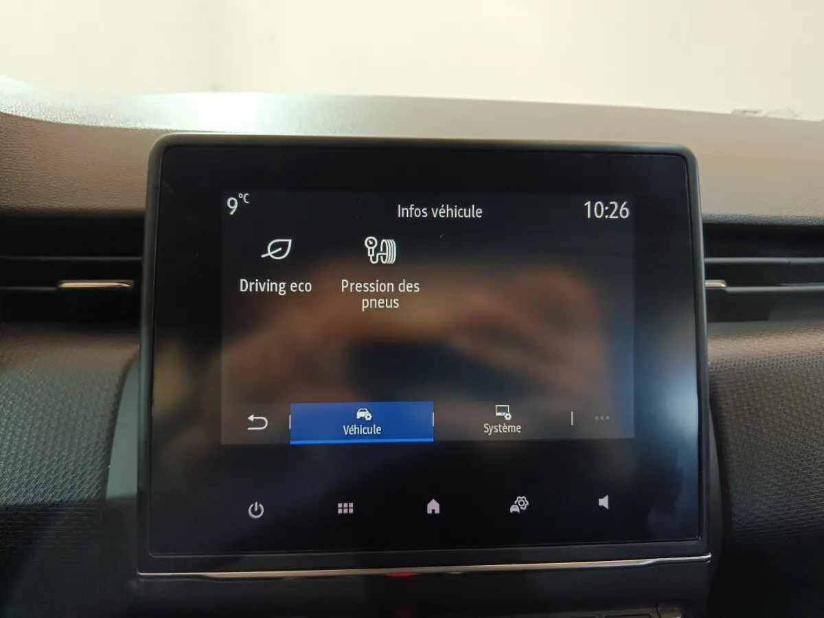 Écran tactile central de la Renault Clio gris clair 2023 affichant les infos véhicule à 10h26.