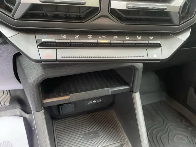 Détail de la console centrale du Dacia Duster 1.6 Hybrid 140 cv Journey 2025 avec commandes climatisation et rangement noir.