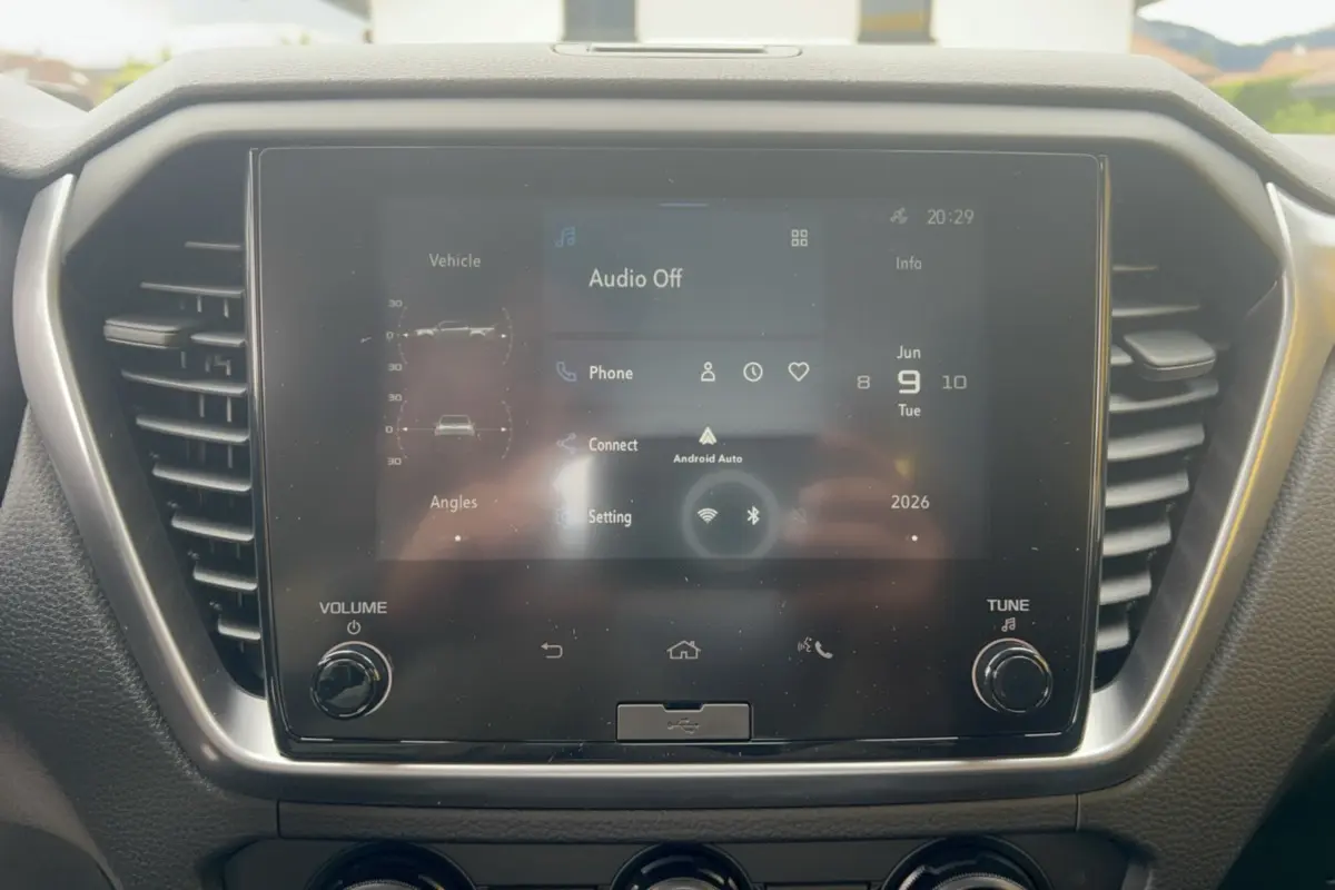 Écran tactile central du tableau de bord de l'Isuzu D-MAX 2026 avec interface Android Auto, vue frontale rapprochée.
