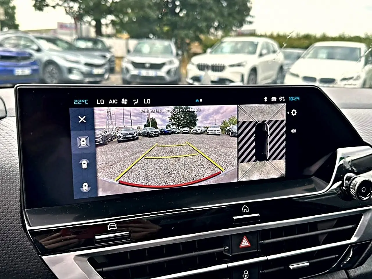 Écran tactile intérieur de la Citroën C4 2024 montrant la caméra de recul et l'aide au stationnement.
