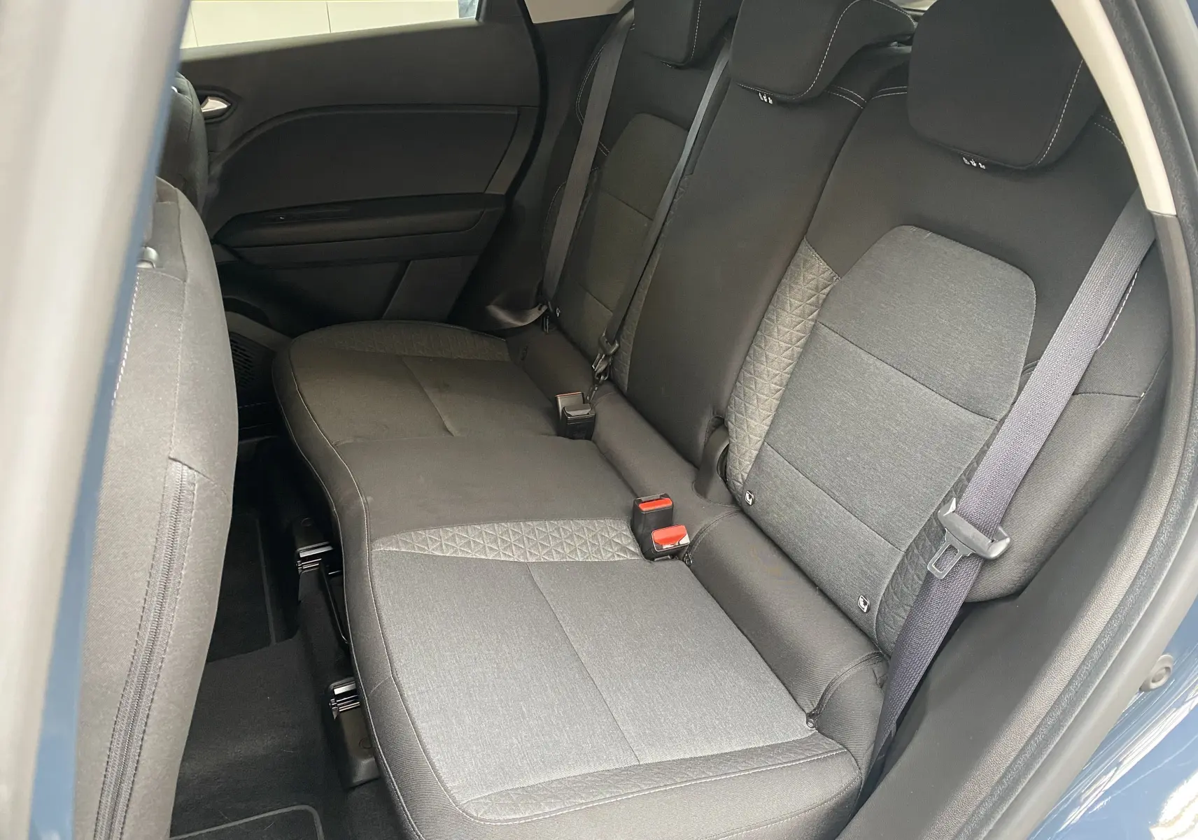 Vue intérieure sur la banquette arrière du Mitsubishi ASX 2023, sièges tissu gris avec détails en losanges.