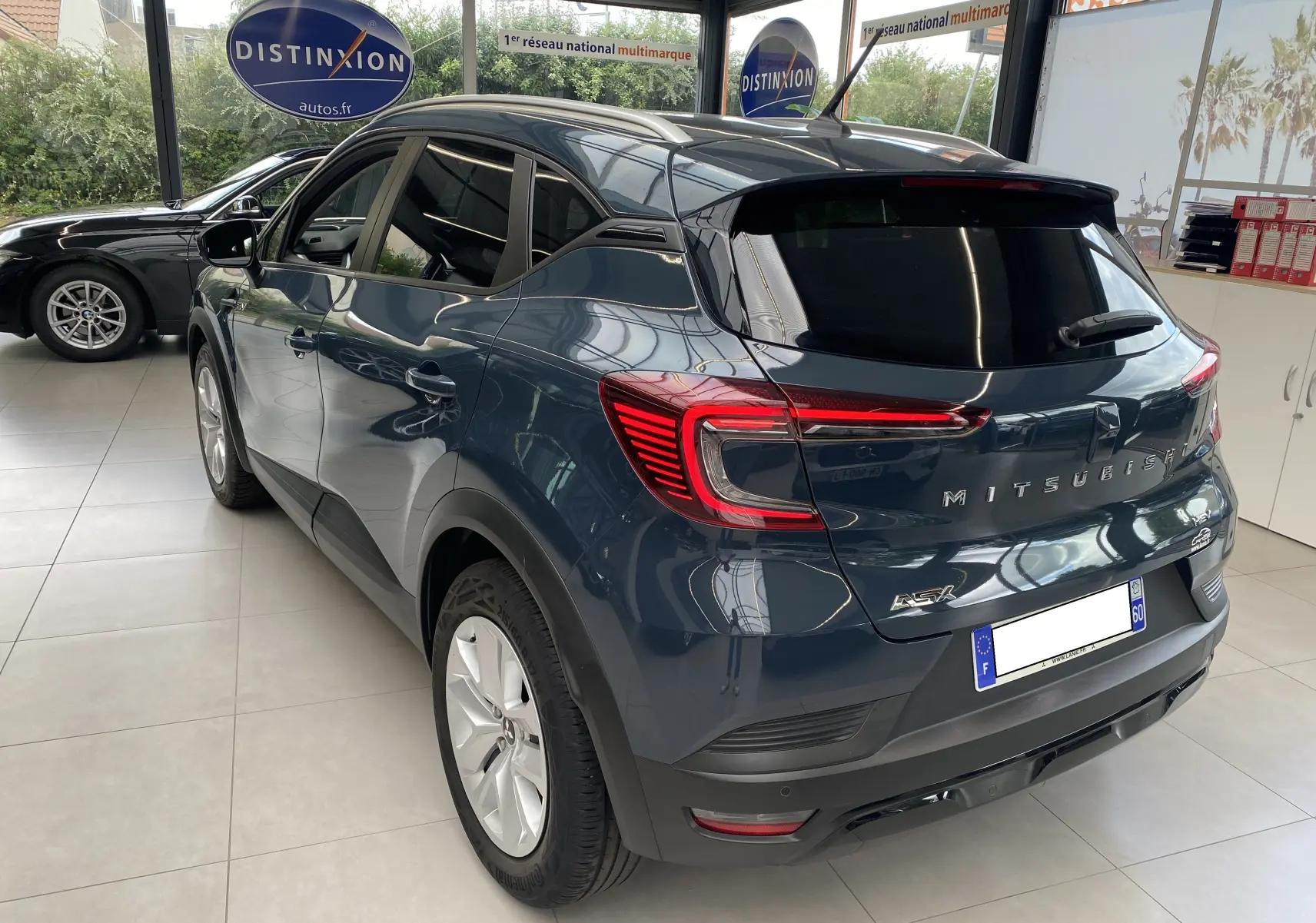 Vue 3/4 arrière droite du Mitsubishi ASX 2023 Steel Gray métallisé avec feux arrière LED distinctifs en concession.