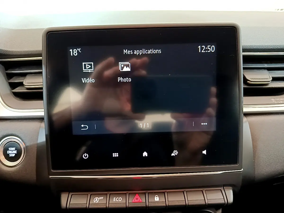 Écran tactile central affichant les applications vidéo et photo dans l'habitacle noir du Renault Captur Business 2020.