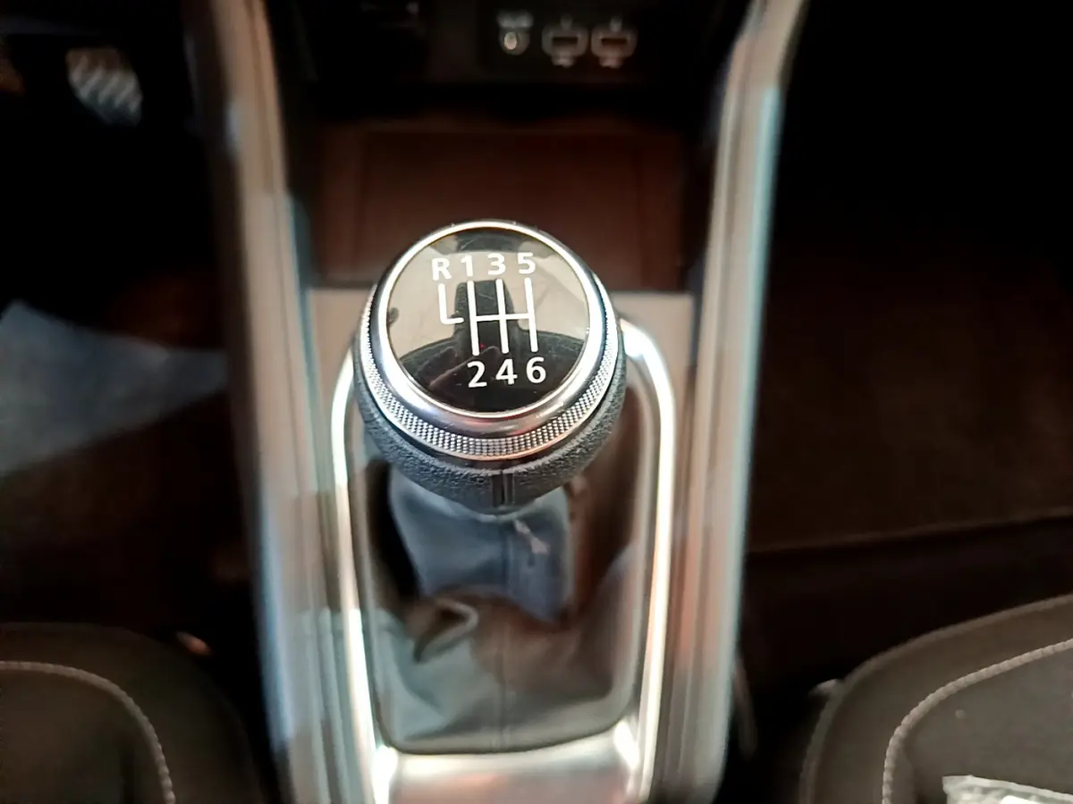 Gros plan sur le levier de vitesses manuel noir du Renault Captur Business Diesel 2020, entouré de console grise.