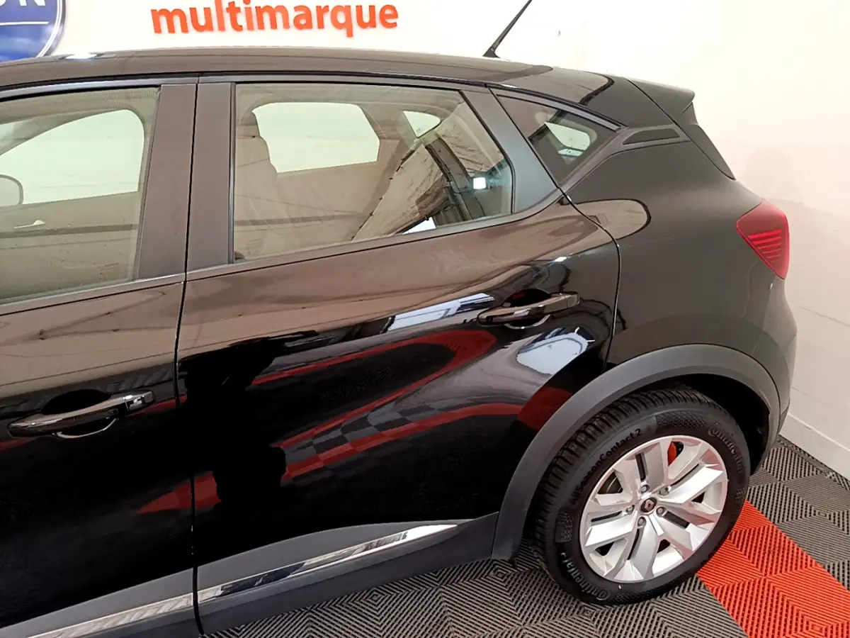 Vue côté droit arrière du Renault Captur noir 2020 avec jantes argentées et poignées de porte ton caisse.
