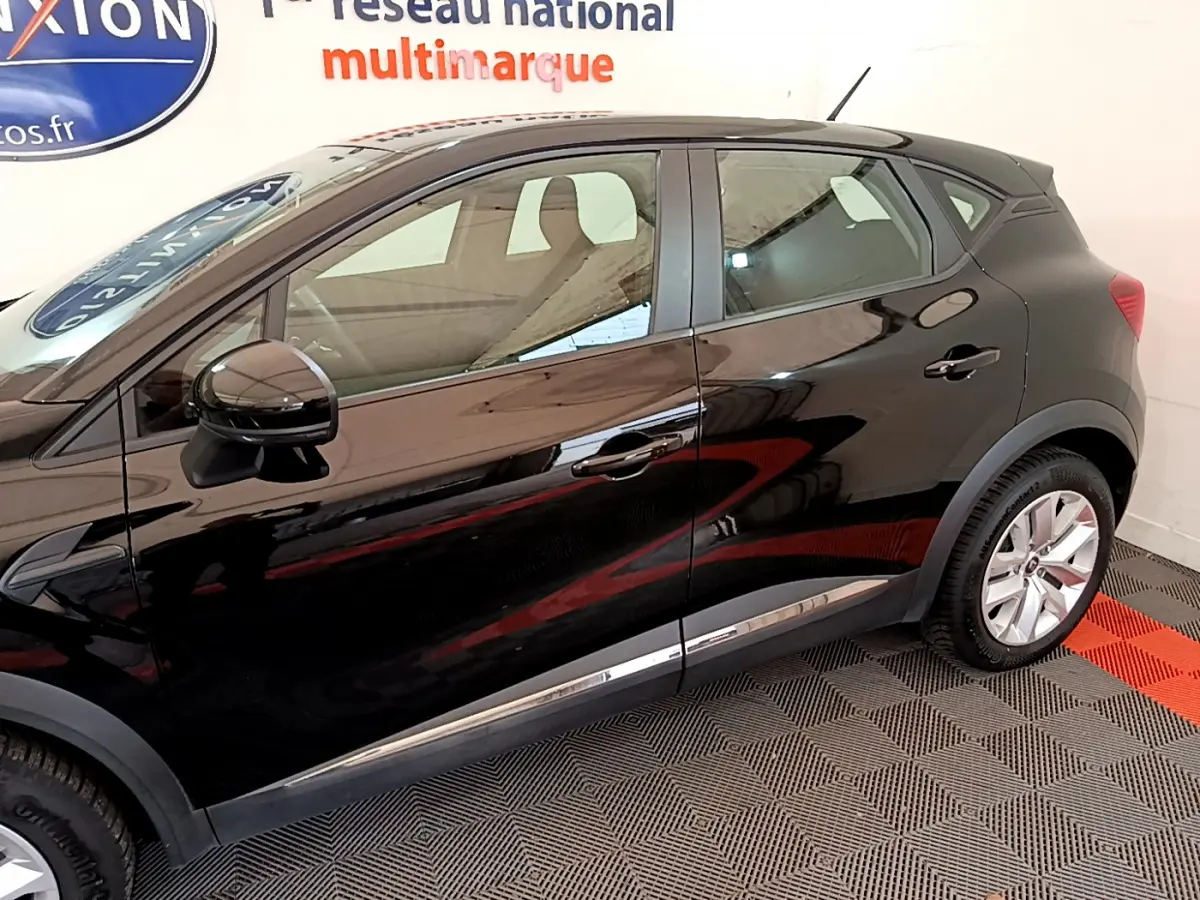 Profil côté gauche du Renault Captur Business Blue dCi 95 noir 2020, avec jantes argentées et rétroviseurs ton caisse.